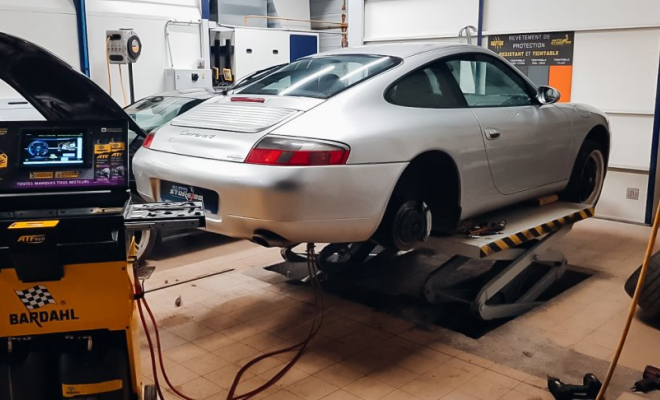 Proche Chablis, dans votre garage Auto-Store 89, vidange de boite automatique sur véhicule Porsche, Auxerre, Auto-Store 89